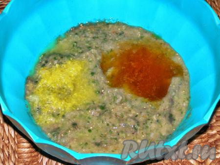 В мясорубке перекручиваем сначала имбирь, затем фейхоа, в получившуюся массу  добавляем жидкий мёд, мякоть и цедру лимона. Если у вас мёд засахарился и стал густым, растопите его заранее на водяной бане и дайте ему полностью остыть. Плоды фейхоа в протёртом виде быстро темнеют из-за йода, поэтому всё следует делать быстро.