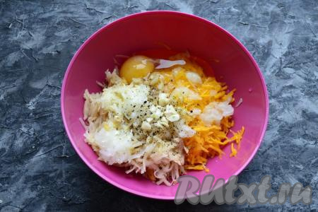 Сюда же добавить очищенный и мелко нарезанный чеснок.