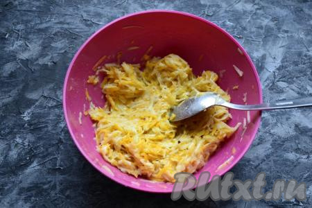 Тыквенно-картофельная масса для приготовления драников получится густой.