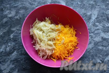 100 грамм картофеля и 100 грамм тыквы, очищенной от семечек и кожуры, натереть на средней тёрке.