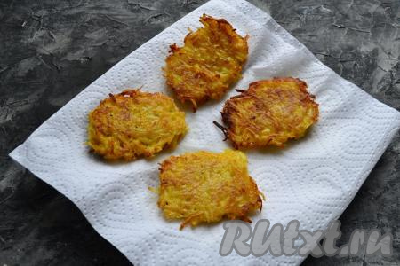 Для того чтобы убрать лишнее масло, готовые драники перекладывать со сковороды на бумажное полотенце. А из оставшейся массы пожарить все драники.