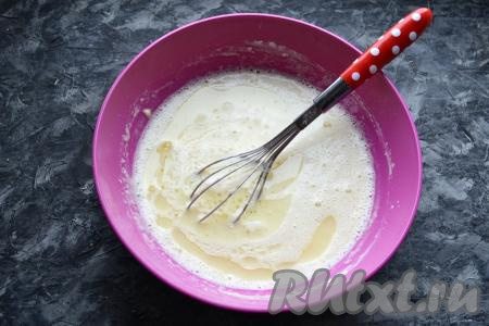 Блинное тесто получится однородным, оно будет не слишком уж жидким, но и не густым. Влить растительное масло и снова тесто перемешать до однородности.