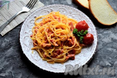 Спагетти с колбасой и сыром