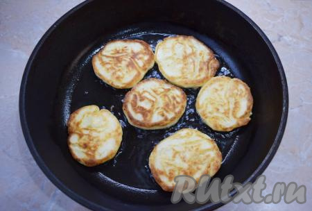 Огонь должен быть небольшой, чтобы сырники успели прожариться внутри и не начали подгорать снаружи.