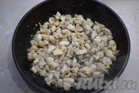 Первым делом необходимо подготовить курицу. Нарежьте куриное филе на небольшие кусочки и обжарьте с добавлением небольшого количества растительного масла до готовности, периодически помешивая, на среднем огне (на это уйдёт минут 15-20). Куриное мясо в процессе обжаривания посолите по вкусу и добавьте к нему немного специй (отлично подойдёт по вкусу, например, карри).
