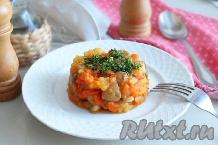 Сочное, яркое, очень вкусное овощное рагу с шампиньонами, украсив зеленью, подавайте к столу горячим в качестве основного блюда или в качестве гарнира к рыбе и мясу.