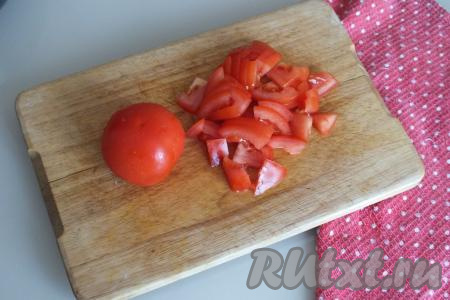 Помидоры нарежьте кусочками толщиной 0,5 см.
