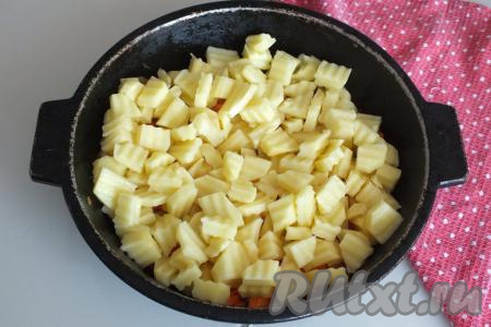 Нарезанный картофель добавьте к обжаренным луку и моркови.