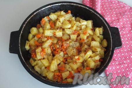 Когда картофель будет почти готов, посолите, поперчите и перемешайте.