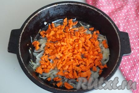 Когда лук станет золотистым, добавьте к нему морковь, перемешайте, обжаривайте минут 5, не забывая помешивать.