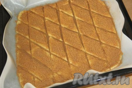 Посыпать тесто смесью сахара и корицы.