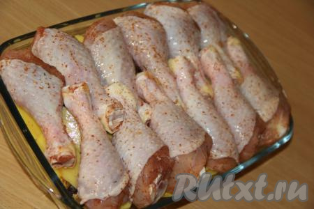 Поверх картофеля выложить голени. Запекать куриные голени с картошкой в разогретой духовке, примерно, 1 час при температуре 200 градусов.