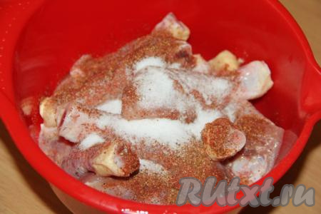 Посолить голени и добавить специи по вкусу (я использовала специи для курицы).