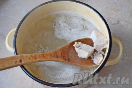 Бульон процедите и верните в него мясо, снова доведите до кипения.