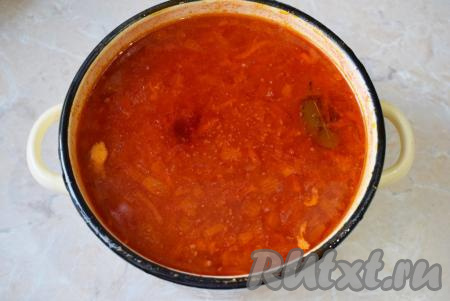 Добавьте в борщ лавровый лист, соль и специи по вкусу, после закипания сразу снимите с огня. Борщ из свинины и свежей капусты варить после закипания не надо, иначе он потеряет цвет и не будет уже таким насыщенно-красным. Накрыв кастрюлю крышкой, дайте первому блюду настояться в течение минут 15.