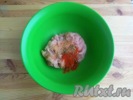 Фарш можно приготовить, пропустив кусочки куриного мяса через мясорубку (а можно купить в магазине. Выложить куриный фарш в миску, добавить соль, гранулированный чеснок (или пропущенный через пресс), чёрный молотый перец и специи.