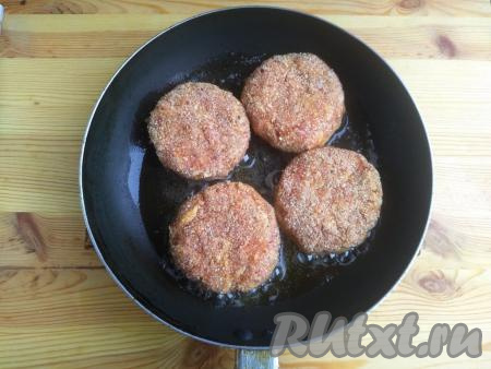 Разогреть сковороду с растительным маслом. В горячее масло выложить куриные котлеты в панировке, обжаривать на среднем огне в течение 2 минут (до золотистого цвета).