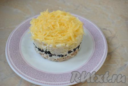 Аккуратно снимите с салата сервировочное кольцо и посыпьте салат тёртым сыром.