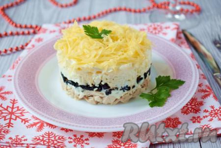 Салат из курицы с черносливом и сыром