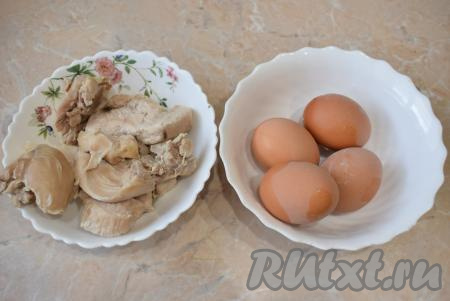 Для приготовления салата отварите куриное филе в кипящей подсоленной воде в течение 30 минут. Затем отварное мясо извлеките из бульона и остудите. Яйца также заранее отварите в течение 8-9 минут в кипящей воде. Затем горячую воду слейте, а сами яйца остудите в холодной воде.