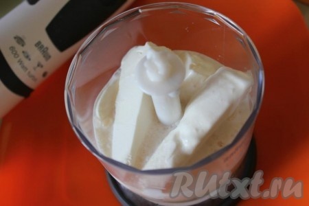 В стакан блендера поместите мороженое, налейте сок ананасовый и кокосовое молоко.