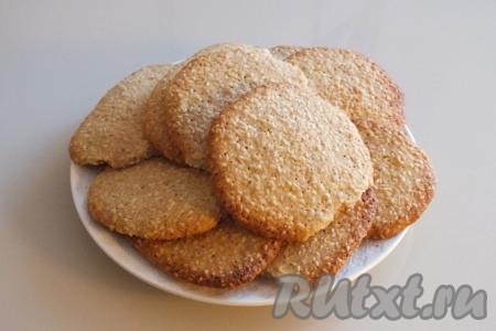 Аккуратно с помощью лопатки снимите овсяное печенье с кунжутом с противня и переложите на тарелку. Его можно подавать как тёплым, так и полностью охлаждённым.