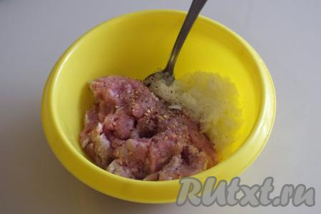 Мясо перекрутите через мясорубку. Я использовала смешанный мясной фарш (свинина + курица), но подойдёт и только куриный или только свиной фарш. Переложите лук в миску к фаршу, посолите, добавьте специи по вкусу и хорошо перемешайте.
