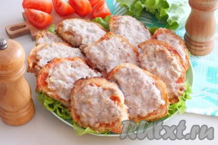 Аппетитные, вкусные, достаточно сытные бутерброды с фаршем вынимаем из духовки и можно их сразу подавать к столу. Кстати, такая закуска не менее вкусна и в остывшем виде. А ещё такие бутербродики можно приготовить заранее и хранить в холодильнике, а когда они вам понадобятся, вы быстро сможете разогреть их в микроволновке.