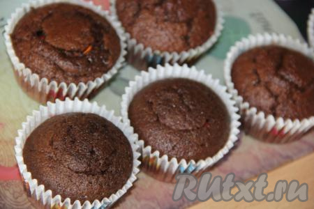 Накрыть конфетки "крышечкой" из теста, а затем отсадить взбитые сливки в виде шапочки из кулинарного мешка.