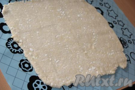 На силиконовом коврике (или на другой поверхности, припылённой мукой) раскатать тесто в прямоугольный пласт. Не тонко!
