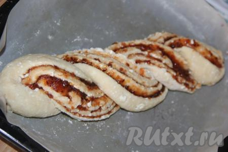 Переплести две части рулета, как косичку. 