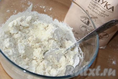 Всыпать муку и разрыхлитель.