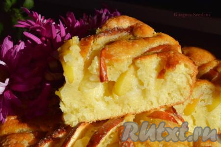Нарезаем яблочный пирог на кусочки и подаём к чайному столу.