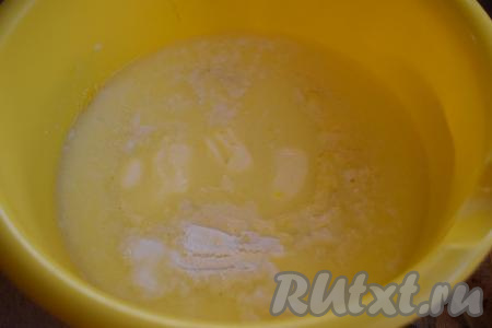 Выливаем тёплую смесь молока и масла в миску к яйцам с сахаром и добавляем разрыхлитель, перемешиваем до однородности.