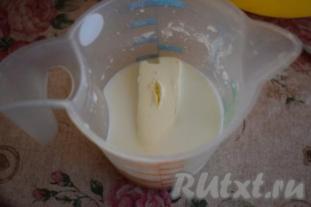 Далее подогреваем молоко до горячего состояния. В горячее молоко кладём 50 грамм сливочного масла и перемешиваем до размягчения масла.