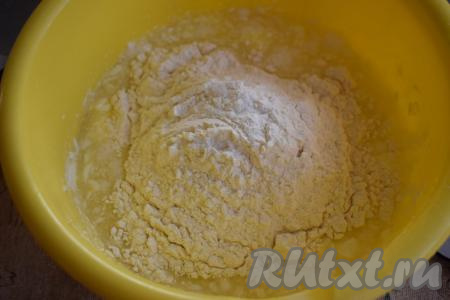 Добавляем в миску муку и начинаем замешивать тесто при помощи ложки.