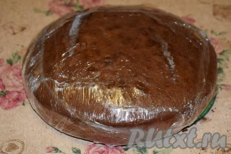 Горячим заворачиваем бисквитный корж в пищевую плёнку, не допуская щелей. Делаем мы это для того, чтобы бисквит напитался своим паром и стал влажным, не требующим дополнительной пропитки. Оставляем корж созревать в плёнке на 5-7 часов.
