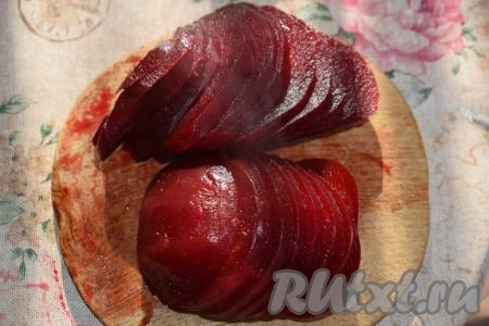 Нарежем свеклу сначала на тоненькие кружочки, а затем на брусочки.