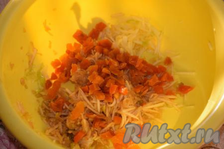 Курагу нарежем на кубики и добавим к яблоку.