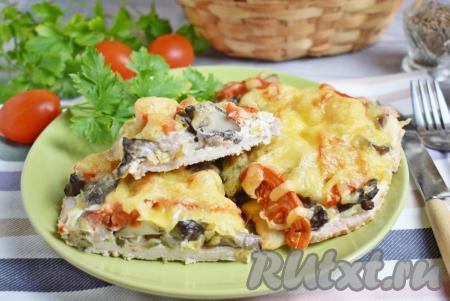 Отбивные из свинины с помидорами и грибами в духовке