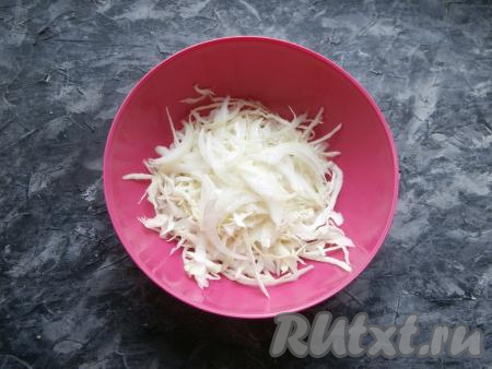 Морковку и лук очистить. Как можно тоньше нашинковать свежую капусту, посолить её немного и хорошо помять, чтобы капуста стала достаточно нежной. К капусте добавить нарезанный очень тонкими перьями репчатый лук.