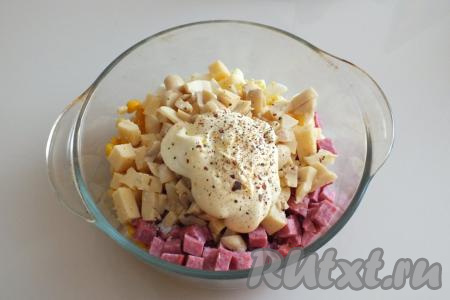 Переложите грибы в салатник. Заправьте салат майонезом, добавьте по вкусу соль, молотый чёрный перец, перемешайте.