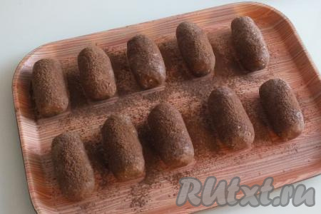 С помощью сита посыпьте пирожные "Картошка" какао (на посыпку всех пирожных понадобится, примерно, половина столовой ложки какао).