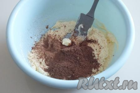 К взбитой массе добавьте 3 столовые ложки какао.