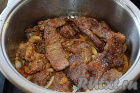 Добавляем лук в сотейник, перемешиваем и тушим мясо с луком 8-10 минут (до прозрачности лука), периодически перемешивая.
