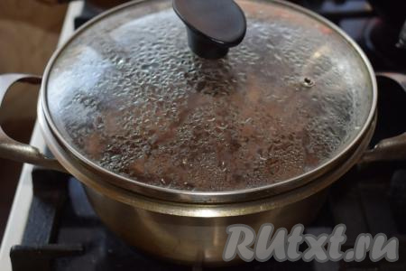 Далее накрываем сотейник крышкой и продолжаем тушить говядину на слабом огне, примерно, 10 минут.