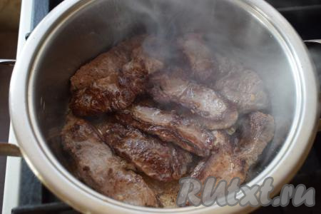 Затем переворачиваем кусочки мяса на другую сторону и обжариваем, примерно, 10 минут.