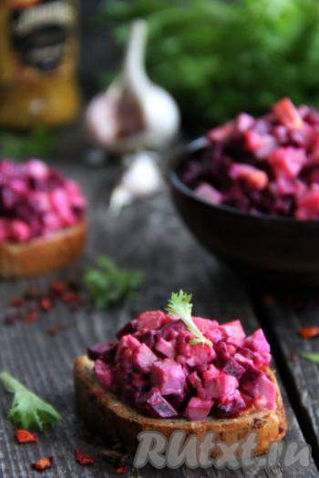 Вот таким ярким и очень вкусным получился свекольный салат с яйцами и сыром. Этот простой, нежный, пикантный салат прекрасно впишется в повседневное меню, а если его выложить в тарталетки или на тосты, то его можно подать и к праздничному застолью!