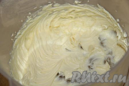 Размягчённое масло взбить миксером в глубокой таре в течение 2-3 минут.