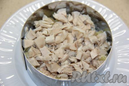 Выложить отварное куриное мясо поверх картофеля и слегка посолить.